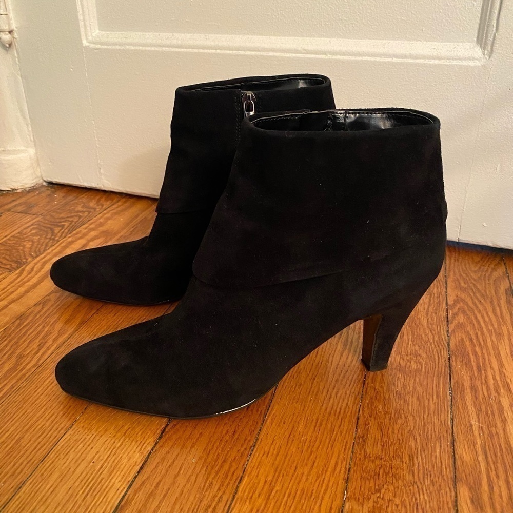 Bandolino Black Suede Fold Over Suede Booties Size 9